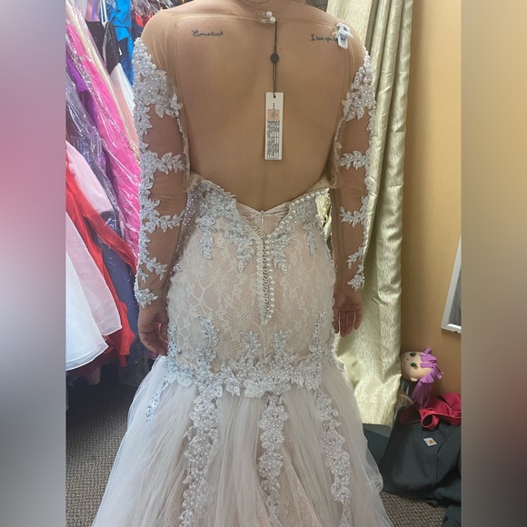 Wedding gown - Picture 7 of 10